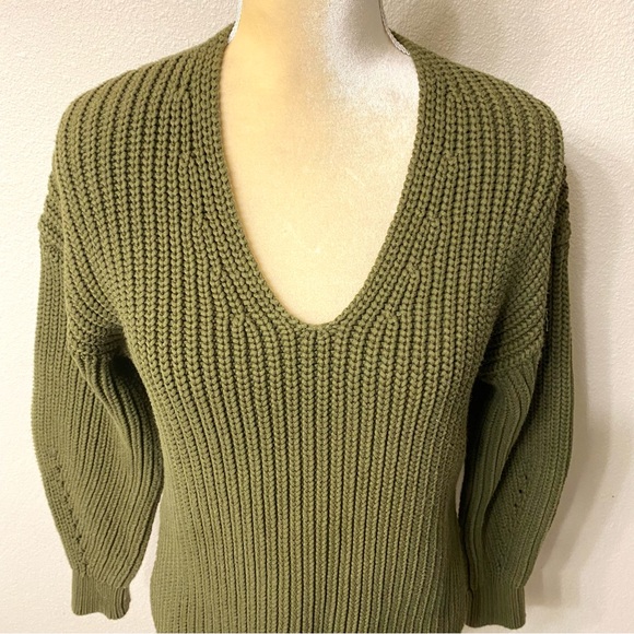 Everlane Chunky Knit V-Neck Sweater - Picture 4 of 10